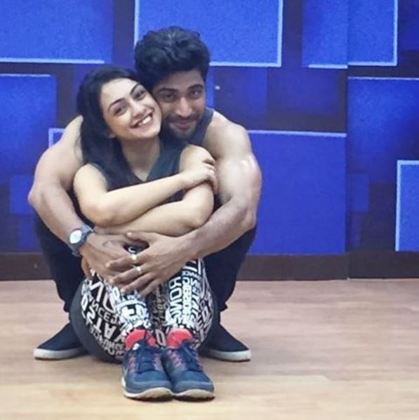 'Nach Baliye 8' Hot Couple Abigail Pande & Sanam Johar Gets Close & Naughty In A Pool While Relaxing In Goa!