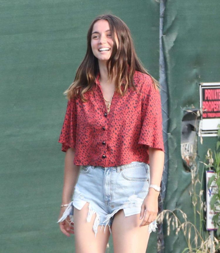 Ana De Armas Playing With Ben Affleck's Kids In Brentwood