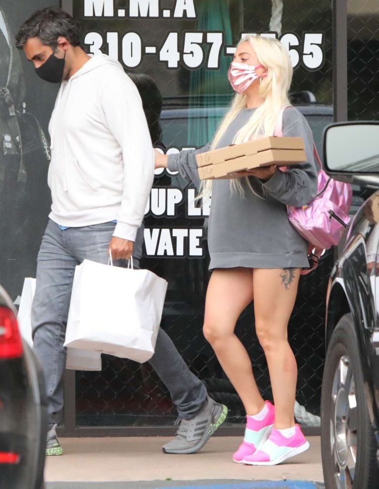 Lady Gaga Spotted Carrying Pizza Boxes In Malibu