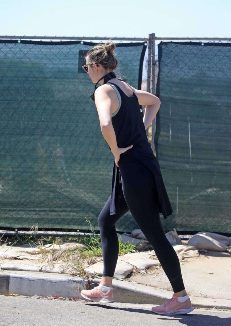 Maria Sharapova Jogging In Tights Out In Manhattan Beach