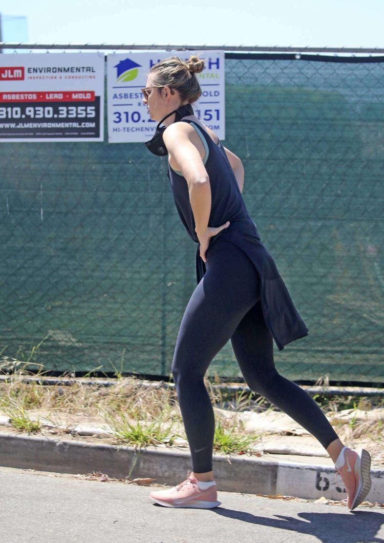 Maria Sharapova Jogging In Tights Out In Manhattan Beach