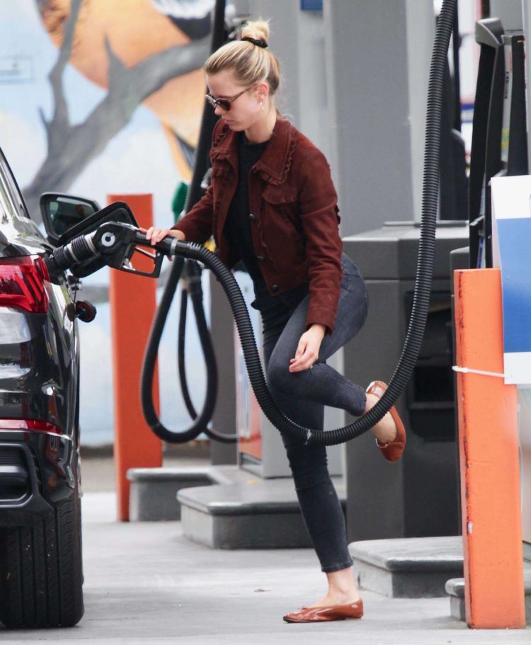 Mia Goth In Black Jeans At A Gas Station In Los Angeles