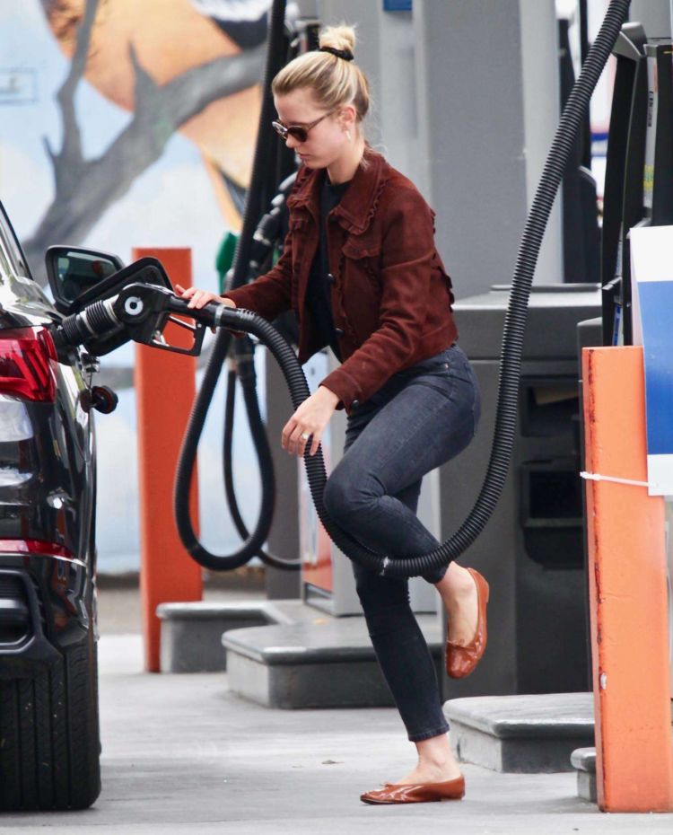 Mia Goth In Black Jeans At A Gas Station In Los Angeles