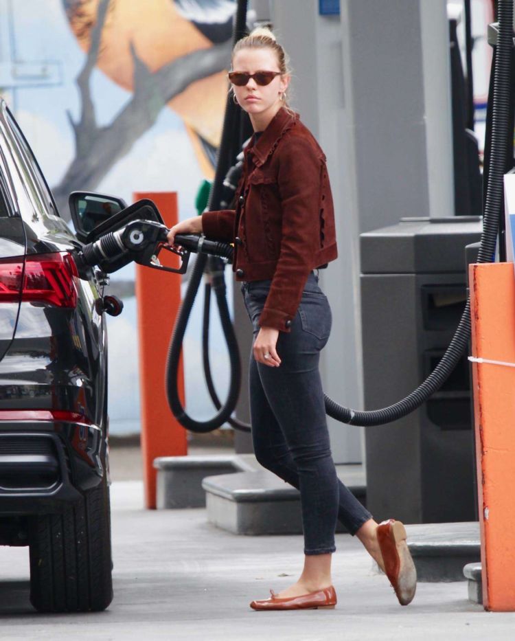 Mia Goth In Black Jeans At A Gas Station In Los Angeles