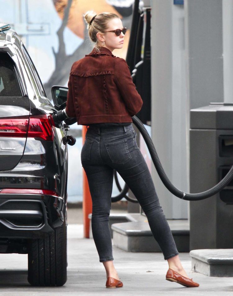 Mia Goth In Black Jeans At A Gas Station In Los Angeles