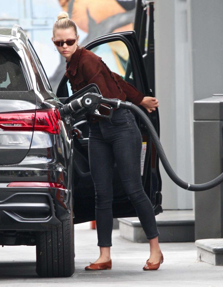 Mia Goth In Black Jeans At A Gas Station In Los Angeles