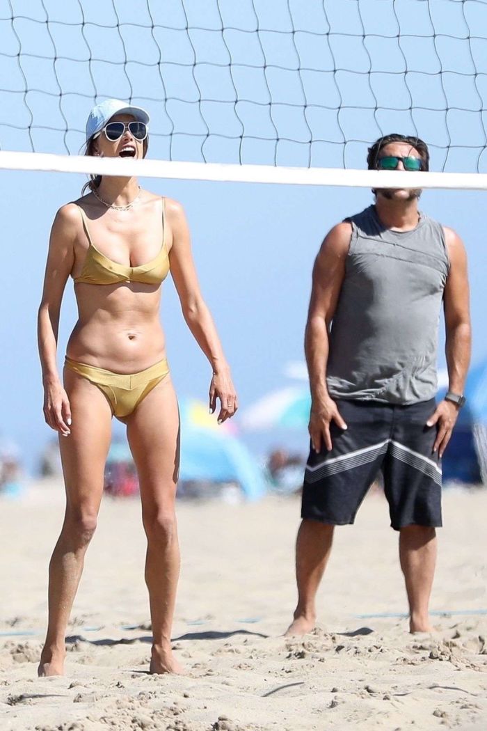 Alessandra Ambrosio Playing Volleyball In Bikini With Friends