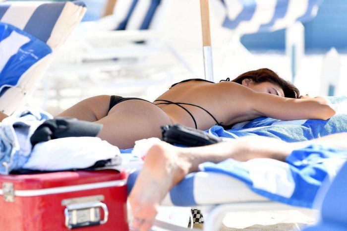 Ambra Gutierrez Makes A Splash In A Black Bikini At Miami Beach