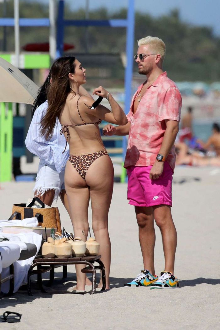 Amelia Hamlin In Animal Print Bikini At The Beach In Miami