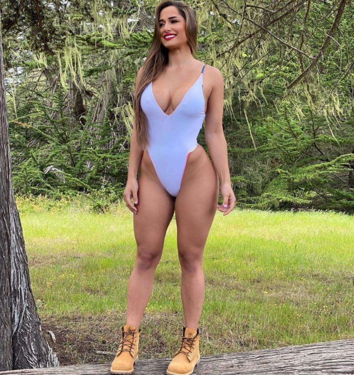 Bru Luccas Looks Amazing In Bikini