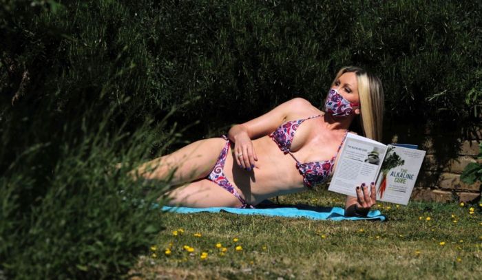 Caprice Bourret Tanning In A Three-Piece Trikini In A Park In London
