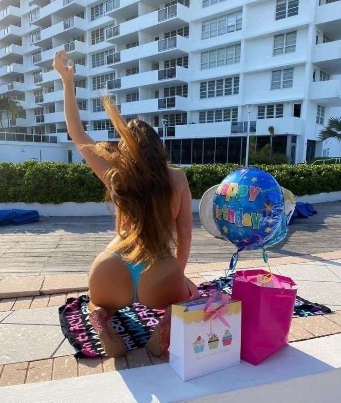 Claudia Romani Celebrated Her Birthday At The Swimming Pool In Miami