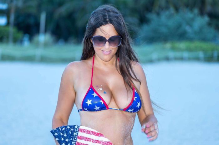 Claudia Romani Enjoys Her Day In Bikini On The Beach In Miami
