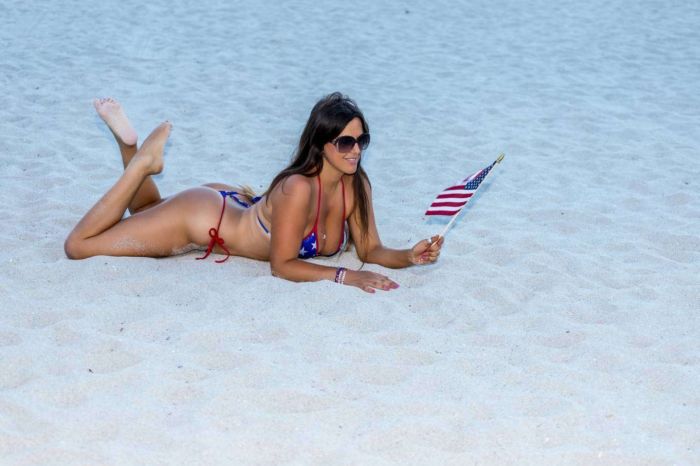 Claudia Romani Enjoys Her Day In Bikini On The Beach In Miami
