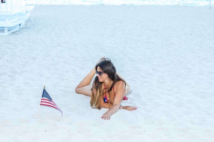 Claudia Romani Enjoys Her Day In Bikini On The Beach In Miami