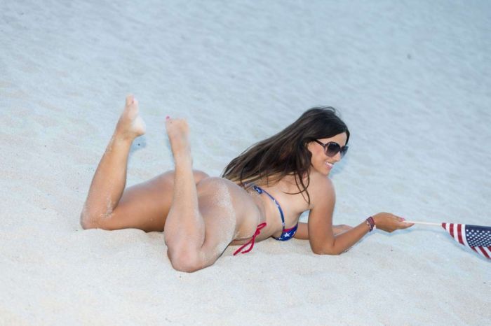 Claudia Romani Enjoys Her Day In Bikini On The Beach In Miami