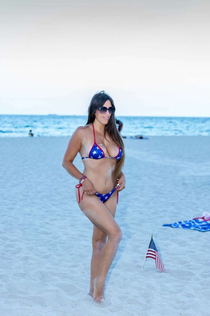 Claudia Romani Enjoys Her Day In Bikini On The Beach In Miami