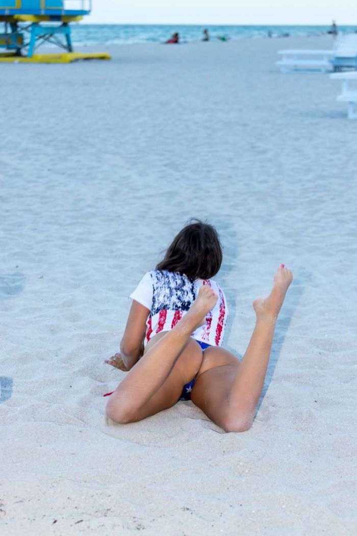 Claudia Romani Enjoys Her Day In Bikini On The Beach In Miami