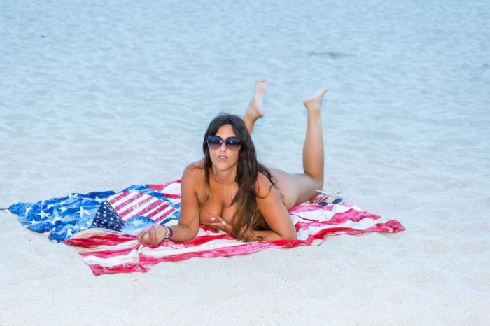 Claudia Romani Enjoys Her Day In Bikini On The Beach In Miami