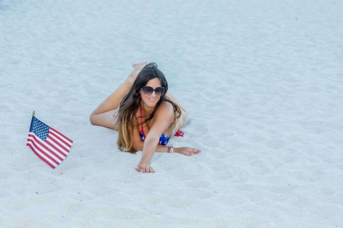 Claudia Romani Enjoys Her Day In Bikini On The Beach In Miami