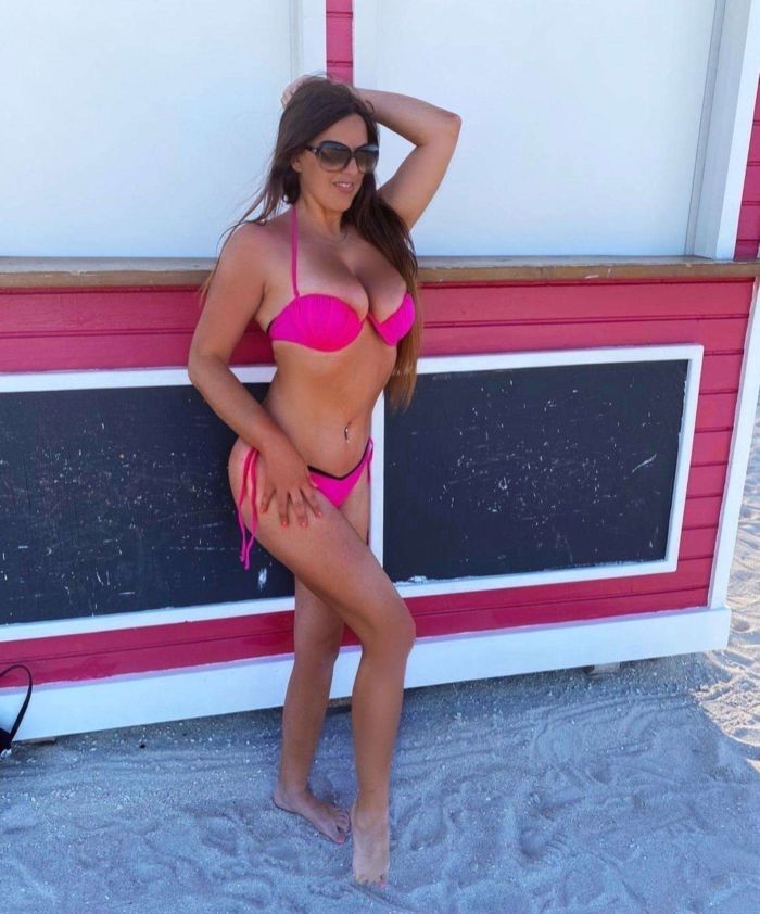 Claudia Romani Looks Awesome In Pink Bikini