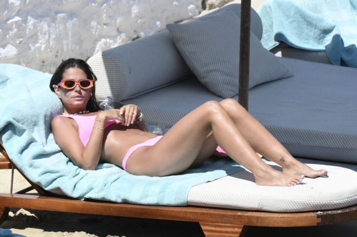 Coral Simanovich Enjoy Family Time On The Beach In Mykonos