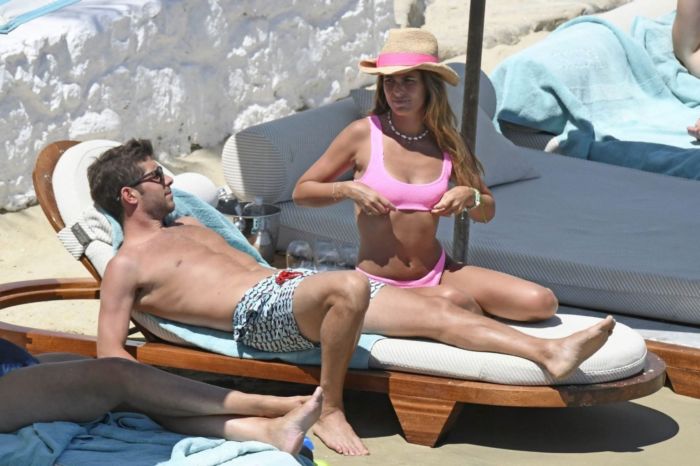 Coral Simanovich Enjoy Family Time On The Beach In Mykonos