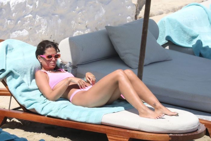 Coral Simanovich Enjoy Family Time On The Beach In Mykonos