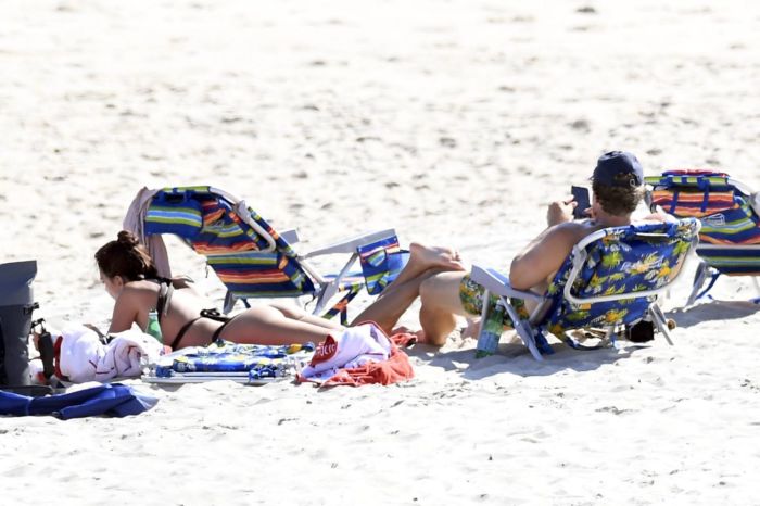 Emily Ratajkowski In A Black Bikini At The Beach In The Hamptons