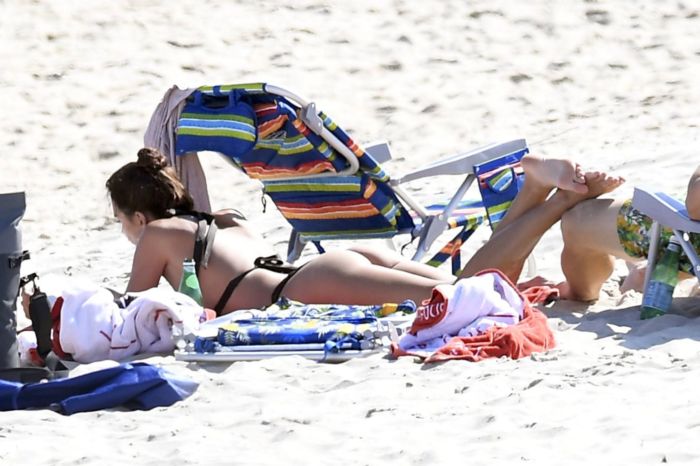 Emily Ratajkowski In A Black Bikini At The Beach In The Hamptons