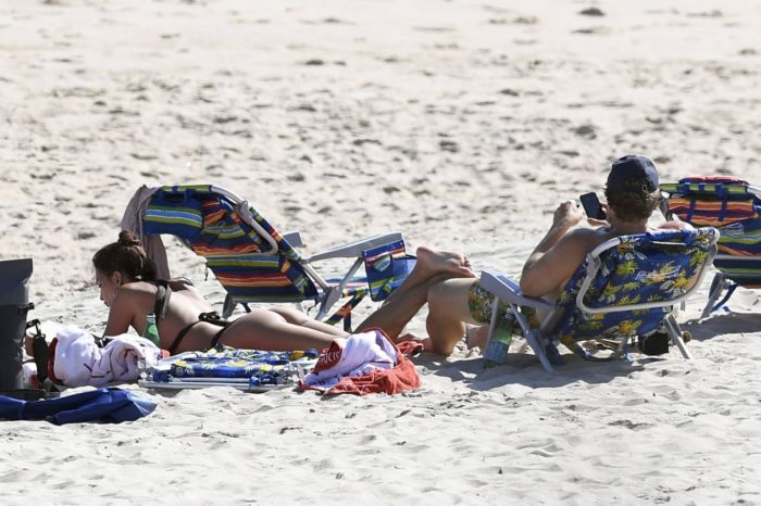 Emily Ratajkowski In A Black Bikini At The Beach In The Hamptons