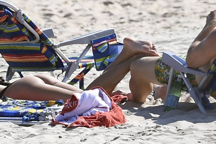 Emily Ratajkowski In A Black Bikini At The Beach In The Hamptons