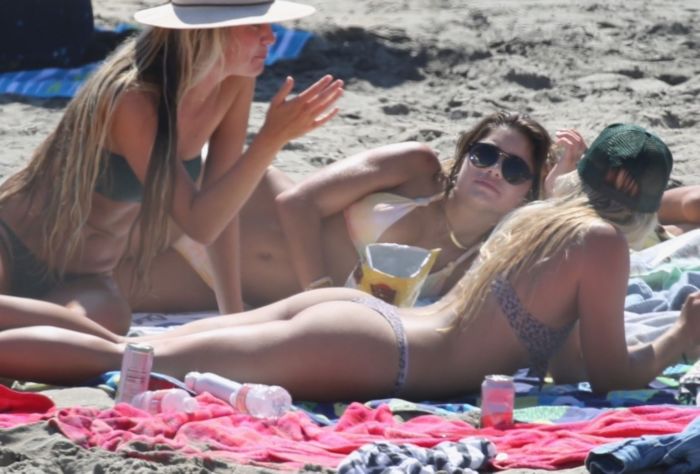 Hannah Ann Sluss On A Vacay Mode In Bikini At The Beach In Malibu