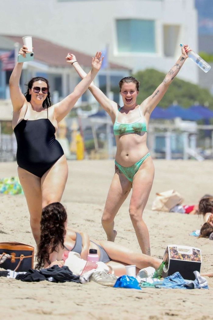 Ireland Baldwin Vacationing In Bikini At The Beach