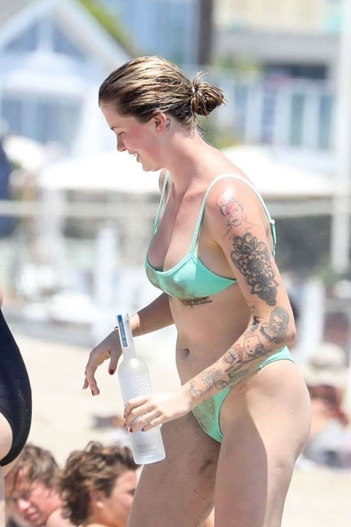 Ireland Baldwin Vacationing In Bikini At The Beach