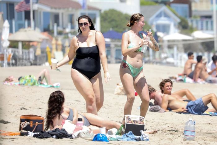 Ireland Baldwin Vacationing In Bikini At The Beach