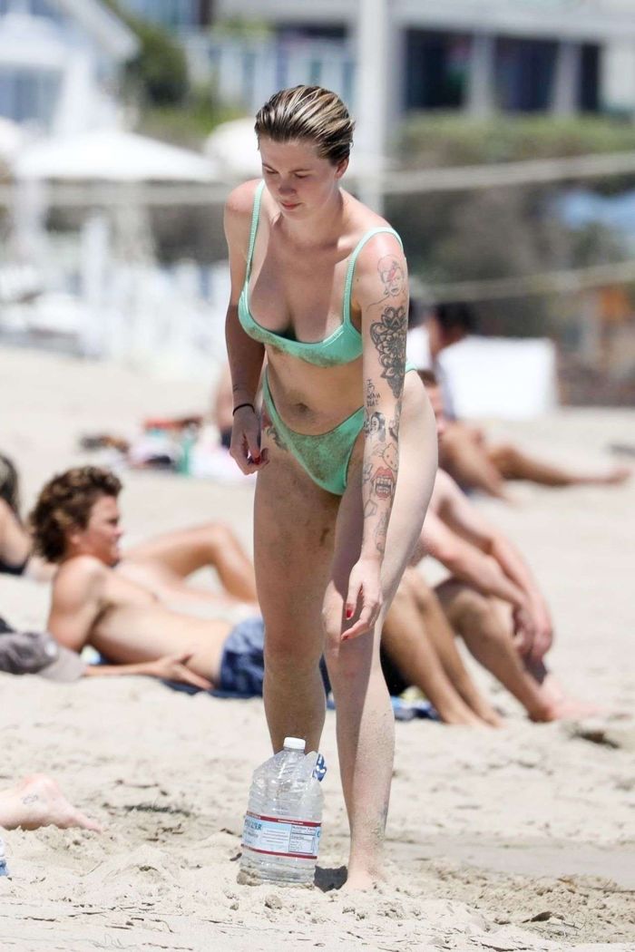 Ireland Baldwin Vacationing In Bikini At The Beach