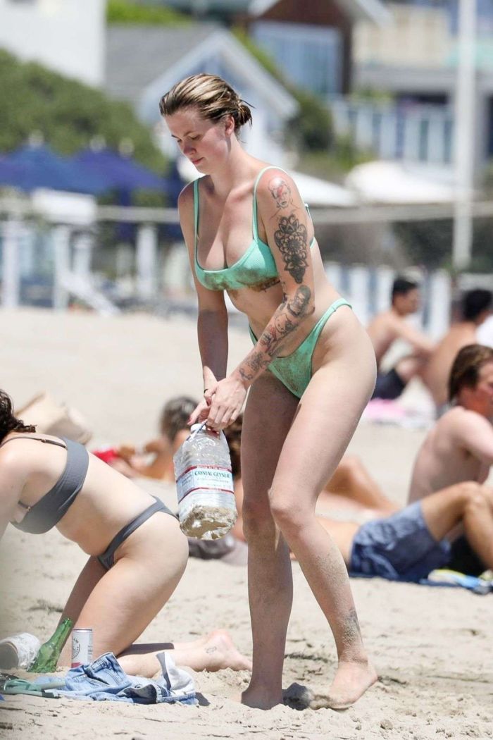 Ireland Baldwin Vacationing In Bikini At The Beach