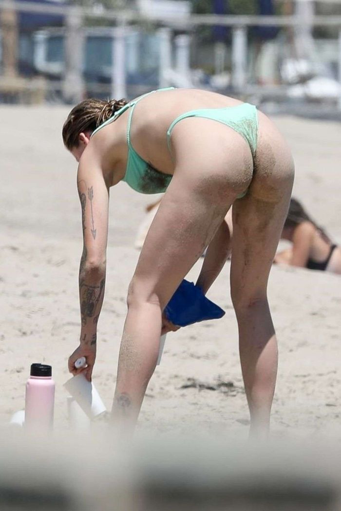 Ireland Baldwin Vacationing In Bikini At The Beach
