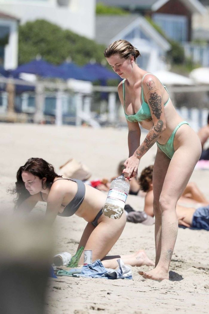 Ireland Baldwin Vacationing In Bikini At The Beach