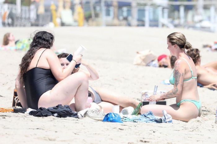 Ireland Baldwin Vacationing In Bikini At The Beach