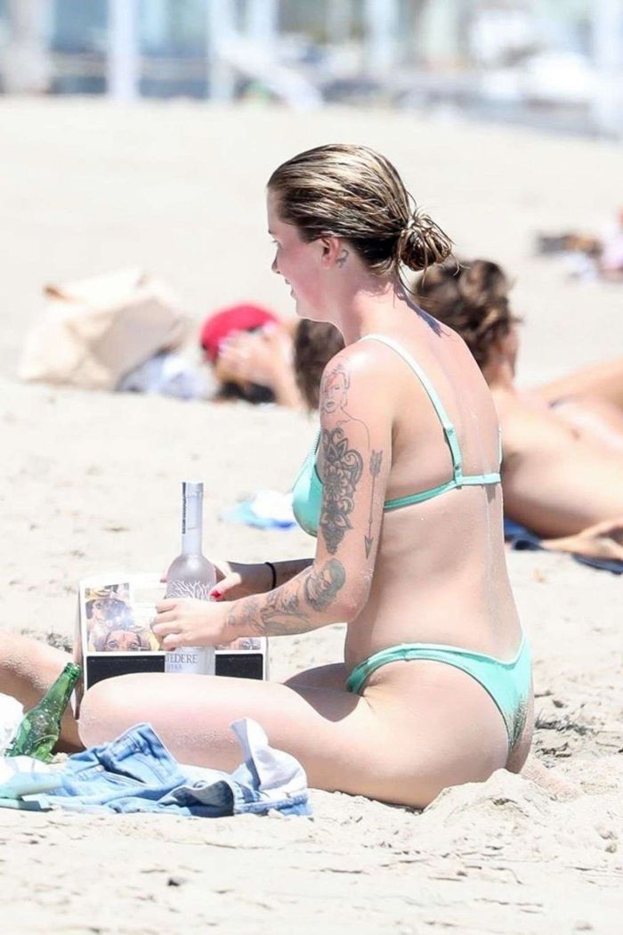 Ireland Baldwin Vacationing In Bikini At The Beach