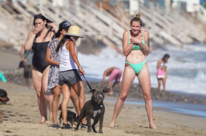 Ireland Baldwin Vacationing In Bikini At The Beach