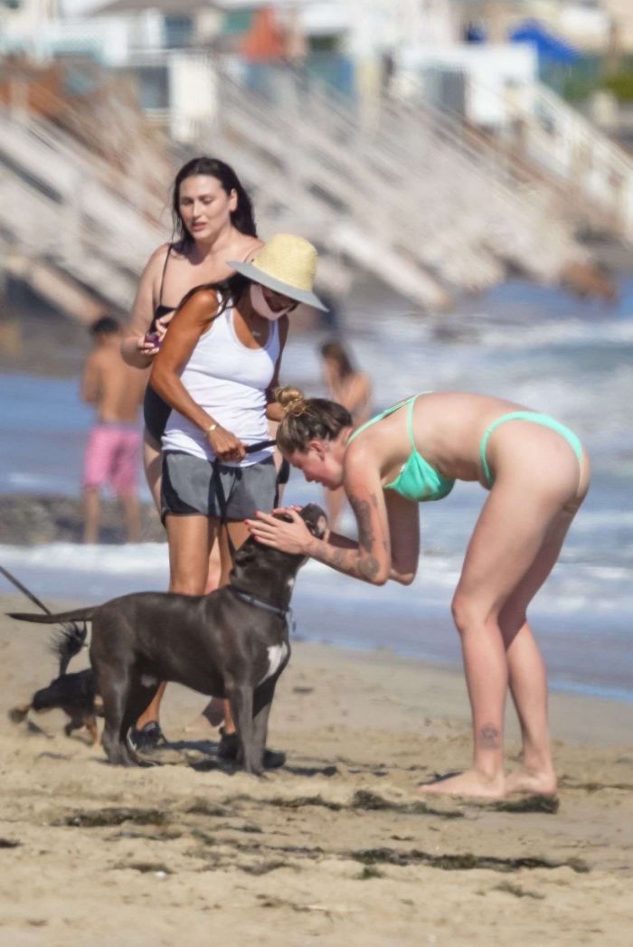 Ireland Baldwin Vacationing In Bikini At The Beach