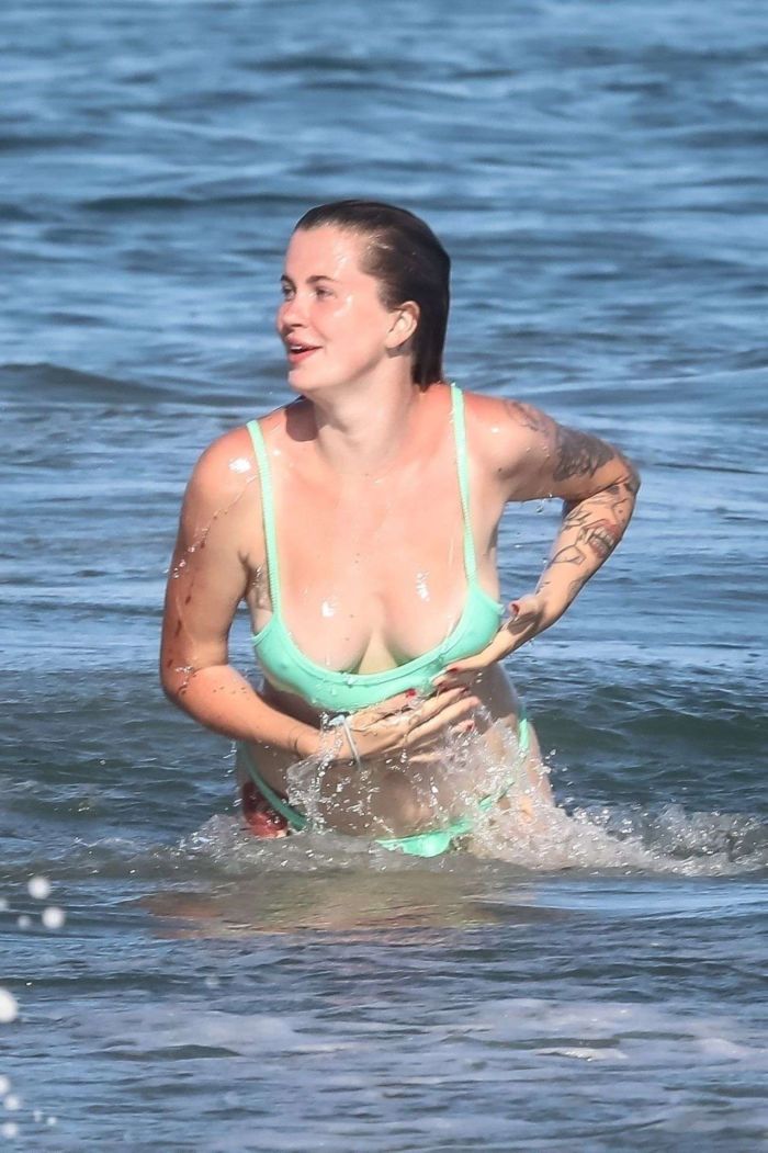Ireland Baldwin Vacationing In Bikini At The Beach