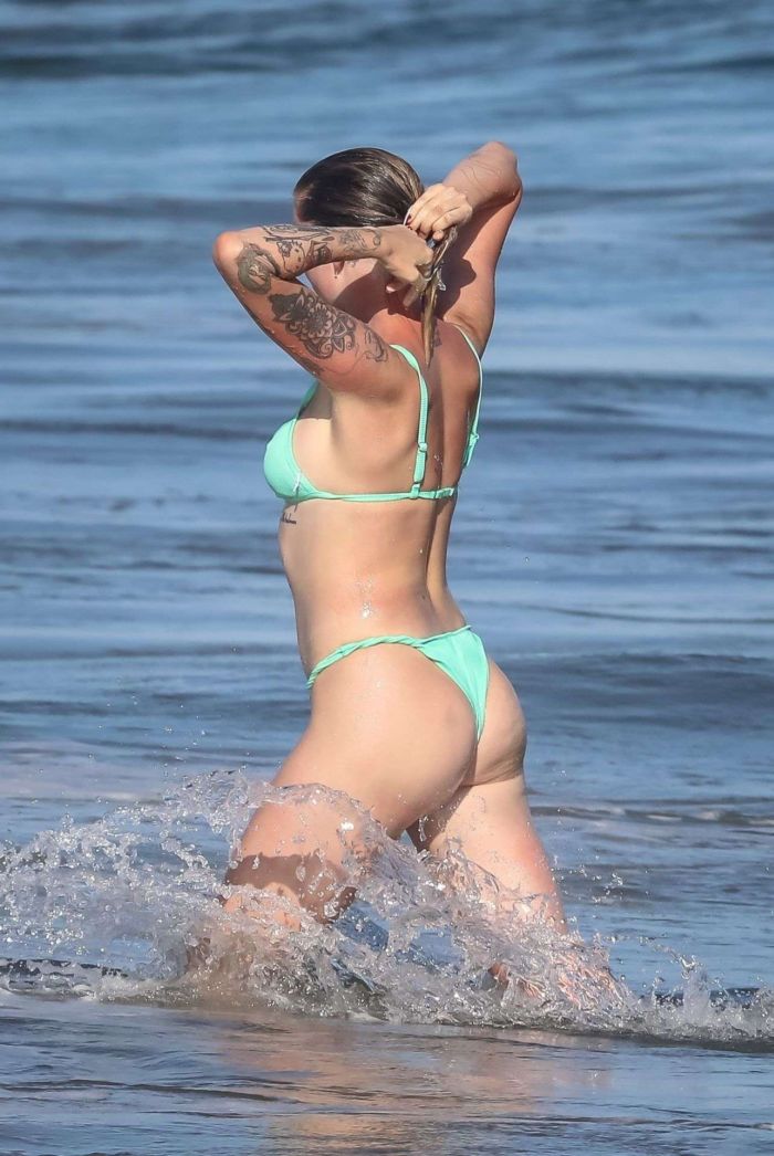 Ireland Baldwin Vacationing In Bikini At The Beach
