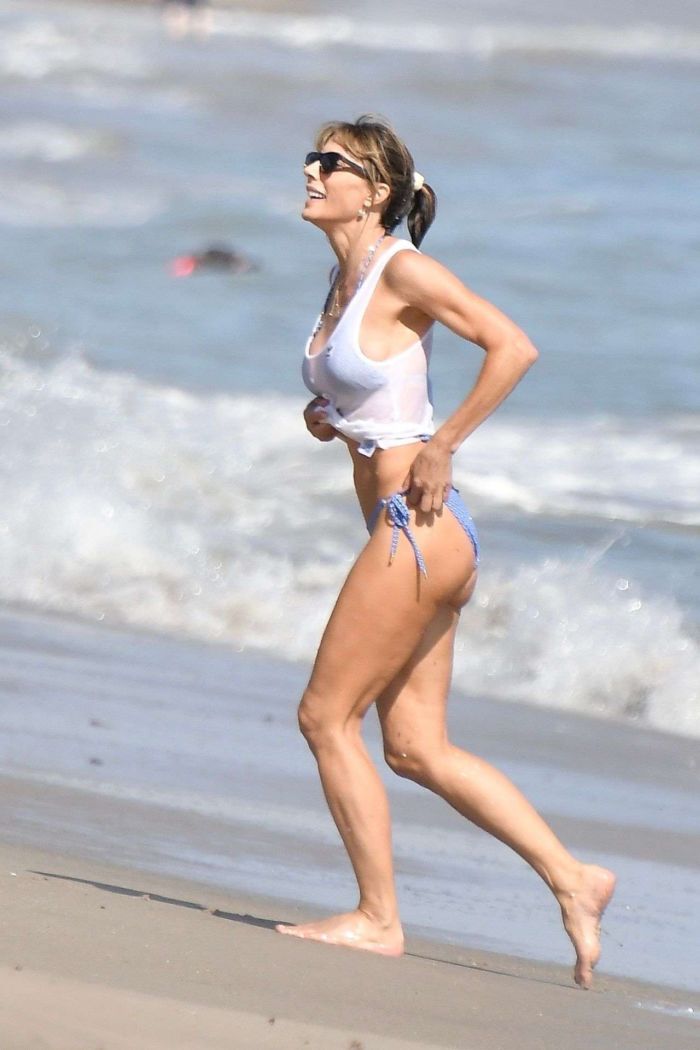 Jennifer Flavin, Sophia, Sistine And Scarlett Stallone Enjoy Their Holiday On The Beach