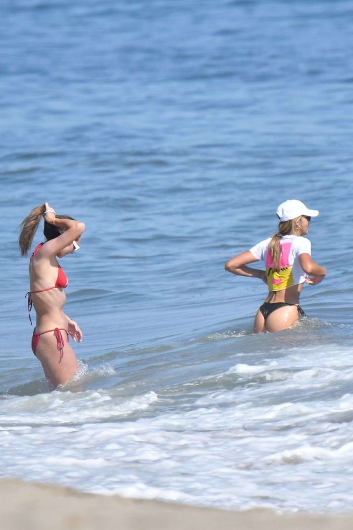 Jennifer Flavin, Sophia, Sistine And Scarlett Stallone Enjoy Their Holiday On The Beach