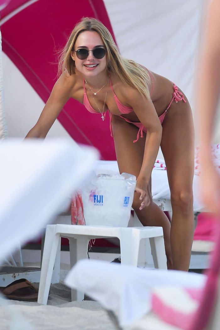 Stunning Kimberley Garner In A Pink Bikini On The Beach In Miami