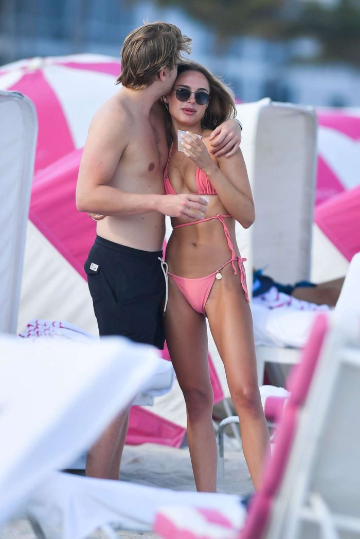 Stunning Kimberley Garner In A Pink Bikini On The Beach In Miami